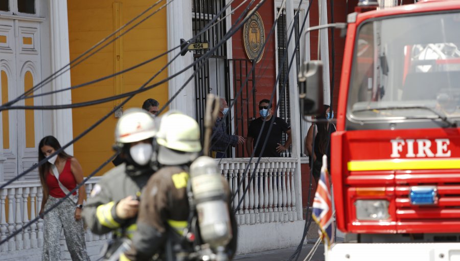 Dos personas mayores fallecen en incendio que afectó a cuatro viviendas en La Pintana