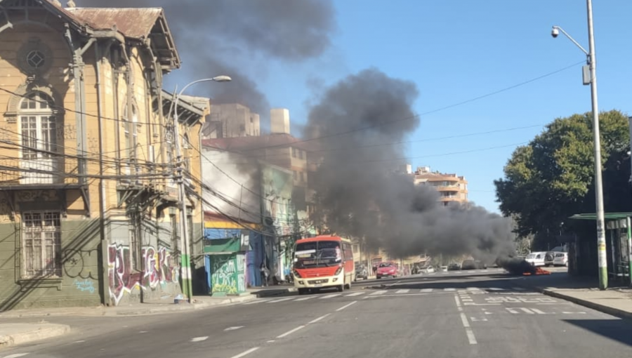 Barricadas incendiarias suspenden el tránsito en las afueras de la U. de Playa Ancha