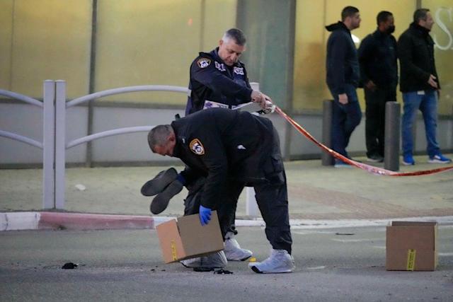 Al menos cuatro personas murieron en un ataque múltiple en las afueras de un centro comercial en Israel