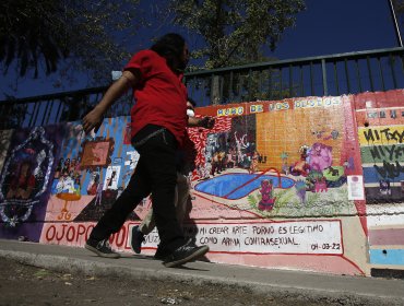 Lanzan pintura para borrar polémico mural que fue realizado en el parque San Borja de Santiago