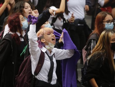 Escolares viñamarinas se manifiestan en la plaza Sucre para visibilizar casos de acoso y comentarios sexistas de compañeros y profesores
