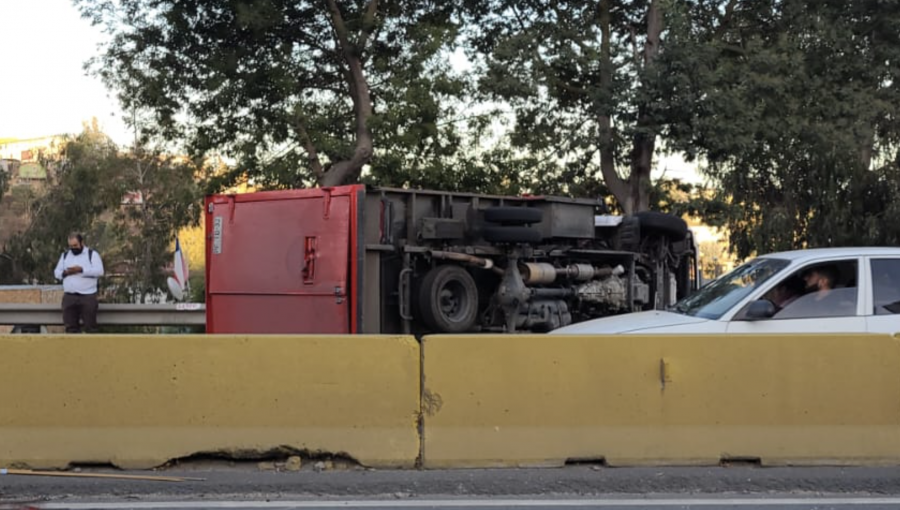 Camión termina volcado tras colisionar con un vehículo menor en el Camino Internacional de Viña del Mar