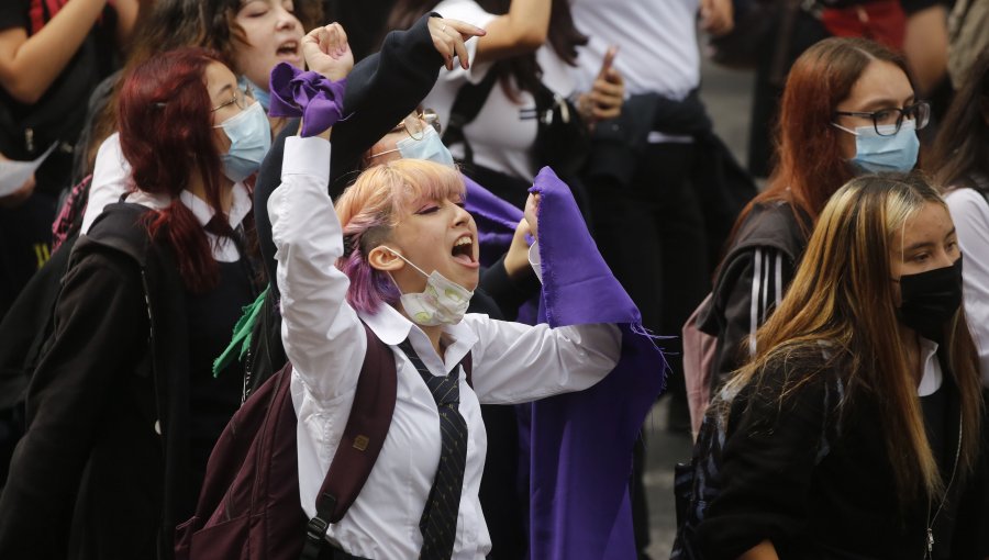 Escolares viñamarinas se manifiestan en la plaza Sucre para visibilizar casos de acoso y comentarios sexistas de compañeros y profesores