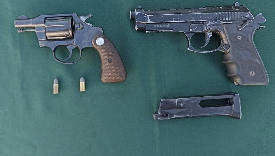 Detienen a dos hombres que fueron sorprendidos manipulando un arma de fuego en un auto en Viña del Mar