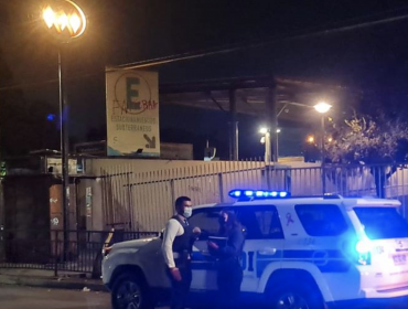 Hombre sufre violenta encerrona mientras esperaba a su hijo en estación de metro en Recoleta