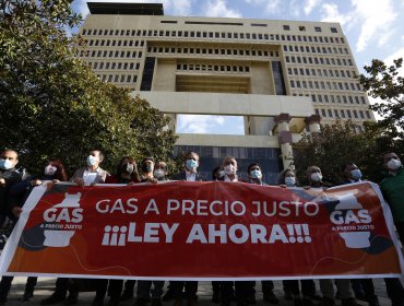 Alcaldes llegaron hasta al Congreso para que se legisle el “gas a precio justo”