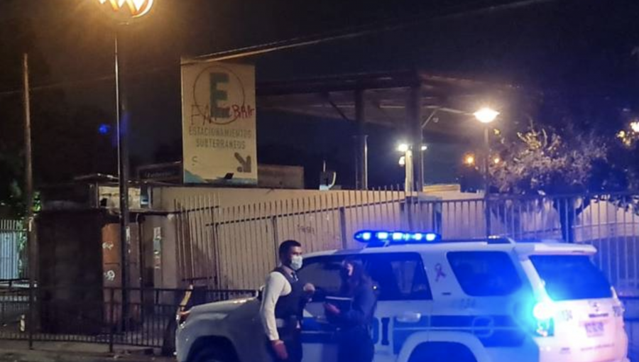 Hombre sufre violenta encerrona mientras esperaba a su hijo en estación de metro en Recoleta