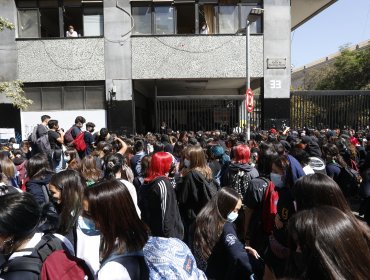 Alumnas se manifiestan frente al Instituto Nacional tras denuncias por casos de abuso y acoso sexual