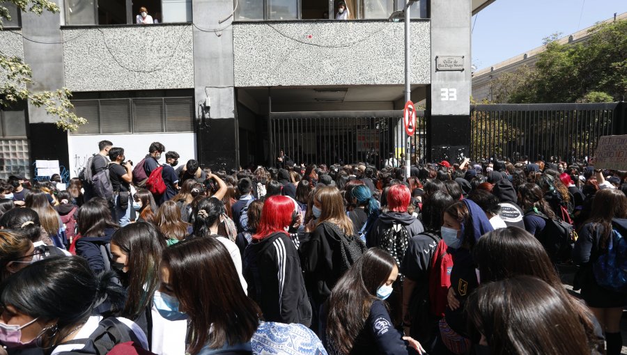 Alumnas Se Manifiestan Frente Al Instituto Nacional Tras Denuncias Por Casos De Abuso Y Acoso 1110