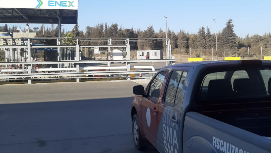 Formulan cargo grave contra empresa del grupo Luksic por derrame de hidrocarburos en playa de Puchuncaví: Enex S.A. niega responsabilidad