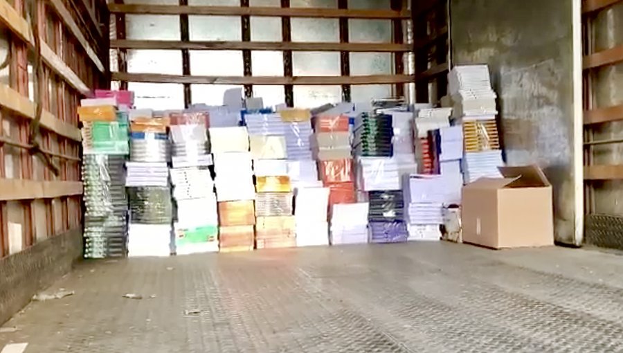 Incautan miles de libros falsificados y detienen a dos personas en Santiago: uno de ellos es miembro de la Cámara Chilena del Libro