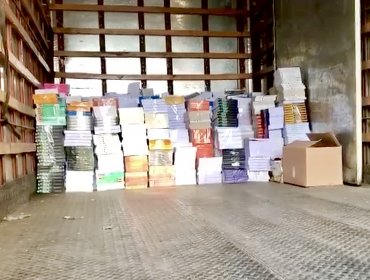 Incautan miles de libros falsificados y detienen a dos personas en Santiago: uno de ellos es miembro de la Cámara Chilena del Libro