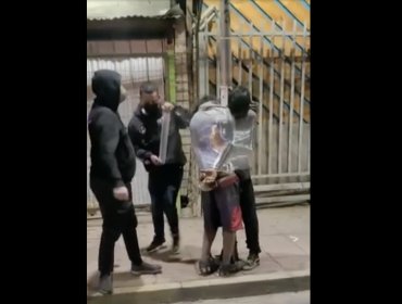 Detención ciudadana en Lampa: Vecinos y locatarios capturaron y amarraron a un poste a dos delincuentes, pero aseguran que no los golpearon