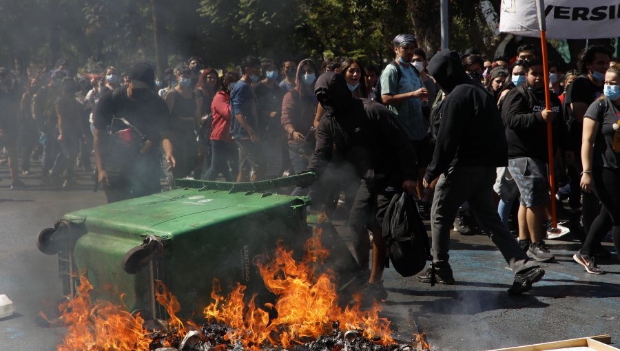 Joven fue baleado en medio de manifestación estudiantil en cercanías del cerro Santa Lucía en Santiago