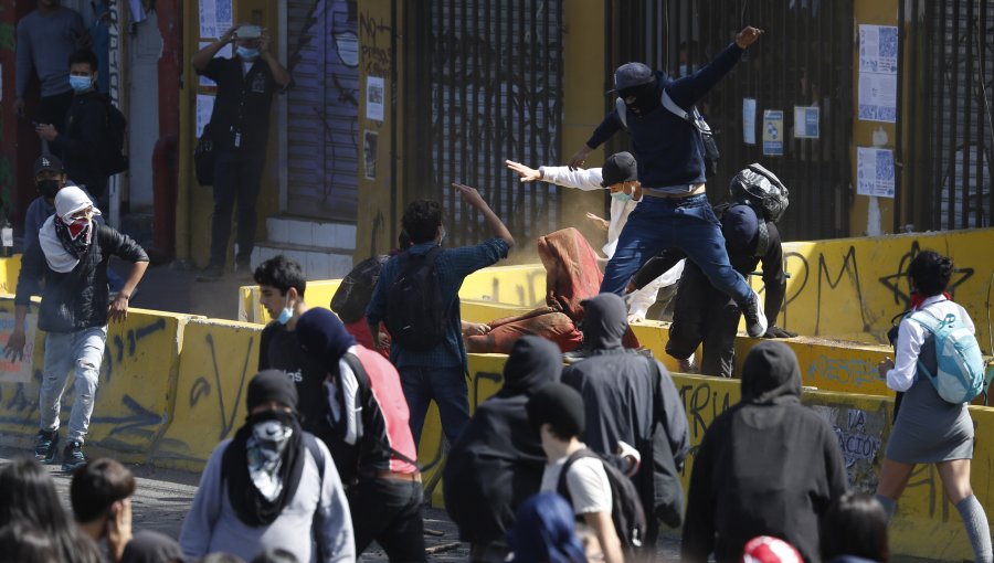 Vendedores ambulantes se enfrentaron a manifestantes en sector de Estación Central durante marcha