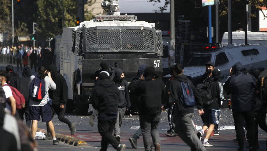 "Me estaban pegando entre 15 a 20 estudiantes": Revelan audio de carabinero que disparó a joven durante marcha