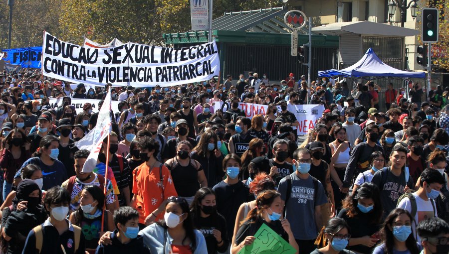 Estudiante del Liceo 7 de Ñuñoa se encuentra en riesgo vital tras sufrir golpiza durante manifestación