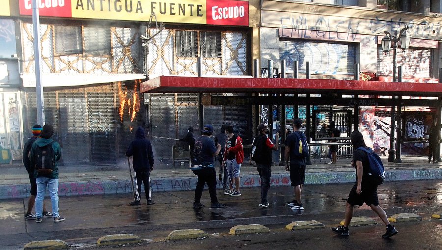 Barricadas, cortes de tránsito y ataque a la ex Fuente Alemana marcaron nueva manifestación en plaza Baquedano