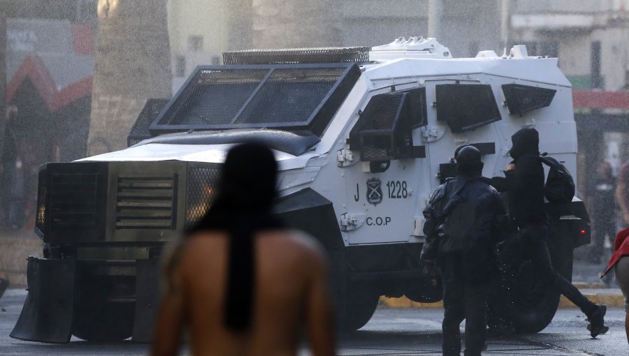 Carabinero que fue atacado por turba de 15 a 20 estudiantes queda en libertad tras determinar que habría actuado en "legítima defensa"