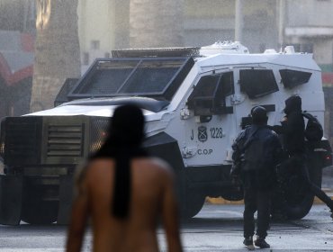 Carabinero que fue atacado por turba de 15 a 20 estudiantes queda en libertad tras determinar que habría actuado en "legítima defensa"