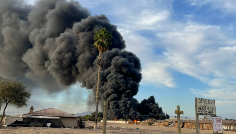 Incendio de gran envergadura afecta a empresa de plásticos en Lampa