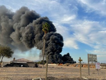 Incendio de gran envergadura afecta a empresa de plásticos en Lampa