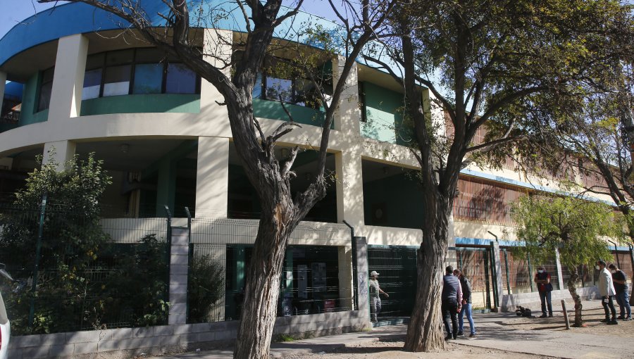 Liceo de Quinta Normal suspende clases presenciales ante amenaza de "masacre escolar" en el recinto