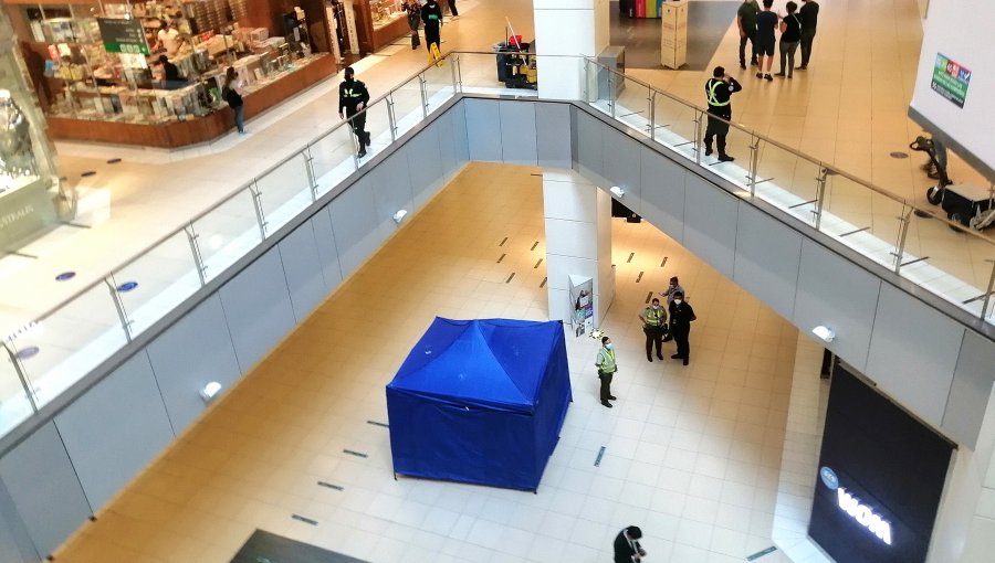 Joven fallece tras precipitarse desde cuarto piso del mall Costanera Center