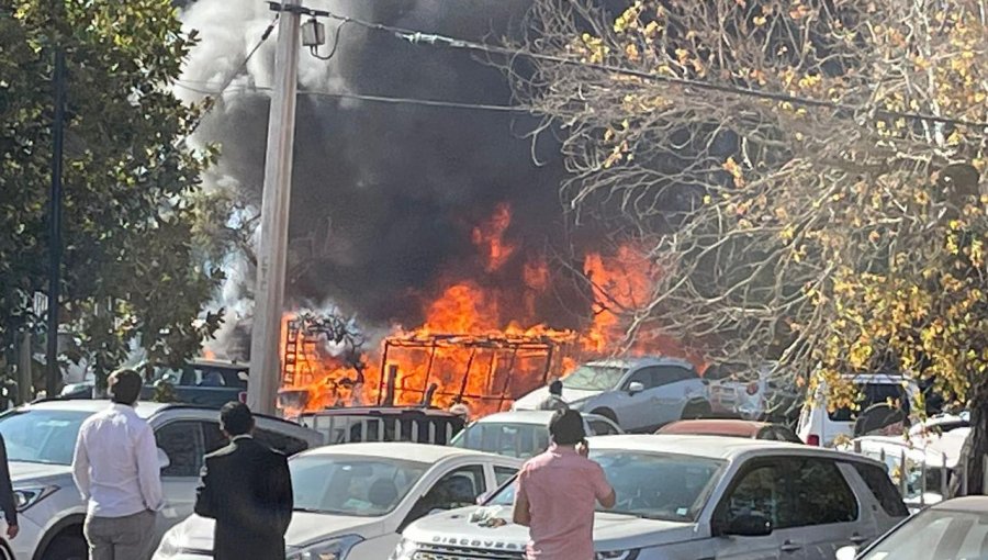 Al menos cuatro vehículos resultaron calcinados frente a cuartel de la PDI en Independencia