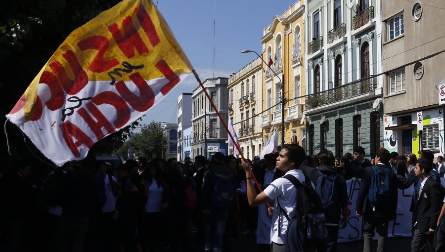 «Mochilazo Nacional»: Convocan a "fuga masiva" de escolares para conmemorar el Día del Joven Combatiente en Valparaíso