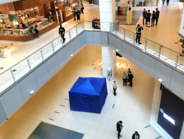 Joven fallece tras precipitarse desde cuarto piso del mall Costanera Center