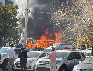 Al menos cuatro vehículos resultaron calcinados frente a cuartel de la PDI en Independencia