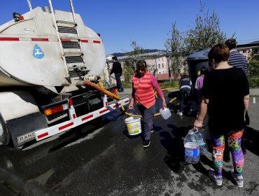 Senador Pugh tras millonarios gastos en camiones aljibe para paliar la escasez hídrica: "Es inaceptable que se esté lucrando con el agua"