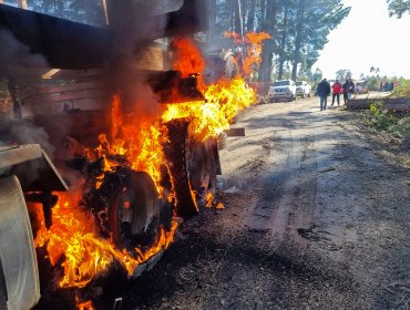 Investigan quema de una máquina retroexcavadora al interior de un fundo en Lanco