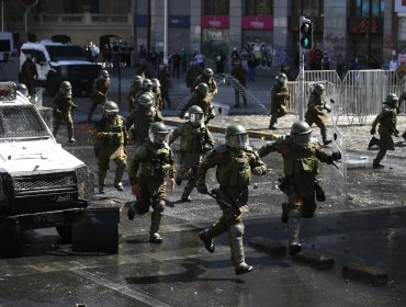 Al menos 10 detenidos por manifestaciones en el centro de Santiago: uno por robo a una farmacia y otro por agresión