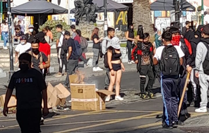 Barricadas y enfrentamientos se registran en plaza Aníbal de Valparaíso en el marco del Día del Joven Combatiente