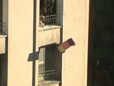 Jóvenes ingresaron a un departamento en la Alameda, agredieron a residentes y arrojaron muebles al exterior