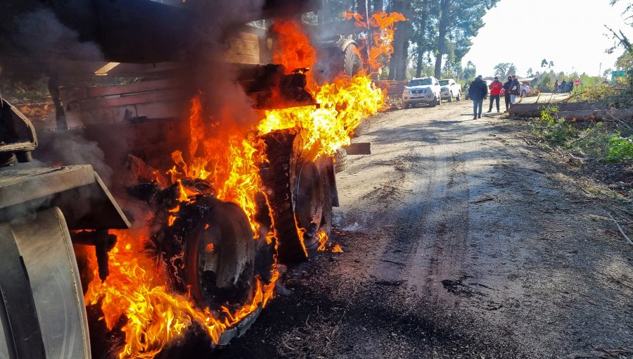 Investigan quema de una máquina retroexcavadora al interior de un fundo en Lanco