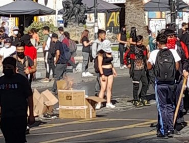Barricadas y enfrentamientos se registran en plaza Aníbal de Valparaíso en el marco del Día del Joven Combatiente
