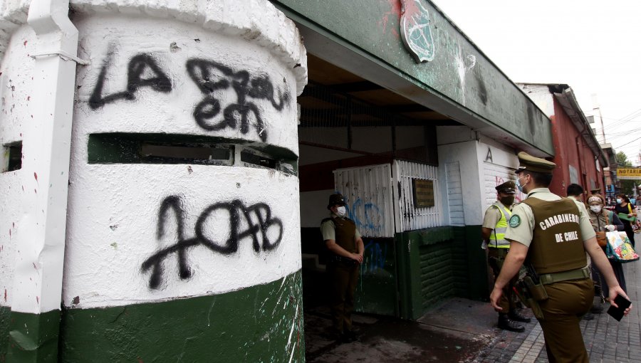 Comisaría de Puente Alto fue atacada con piedras y objetos contundentes: no se reportaron detenidos