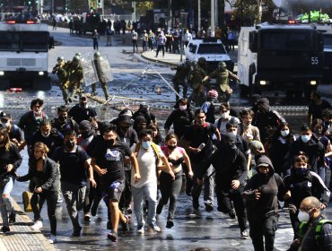 Enfrentamientos se registran en Santiago por el Día del Joven Combatiente: un bus fue quemado en la Rotonda Grecia