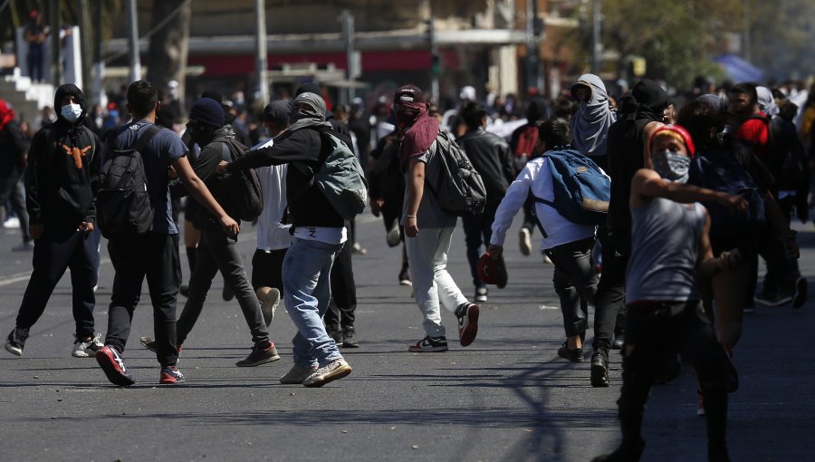 Desórdenes en el marco del Día del Joven Combatiente provocan la suspensión del tránsito en Av. Pedro Montt de Valparaíso