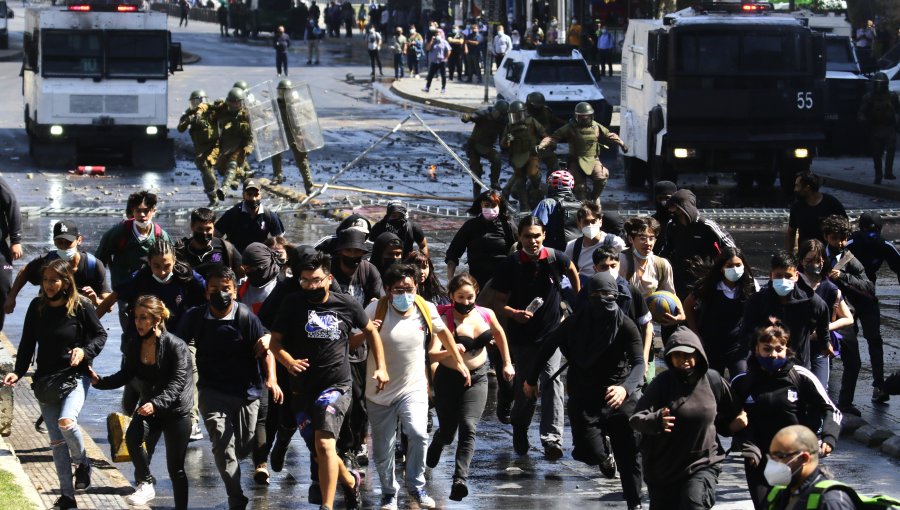 Enfrentamientos se registran en Santiago por el Día del Joven Combatiente: un bus fue quemado en la Rotonda Grecia