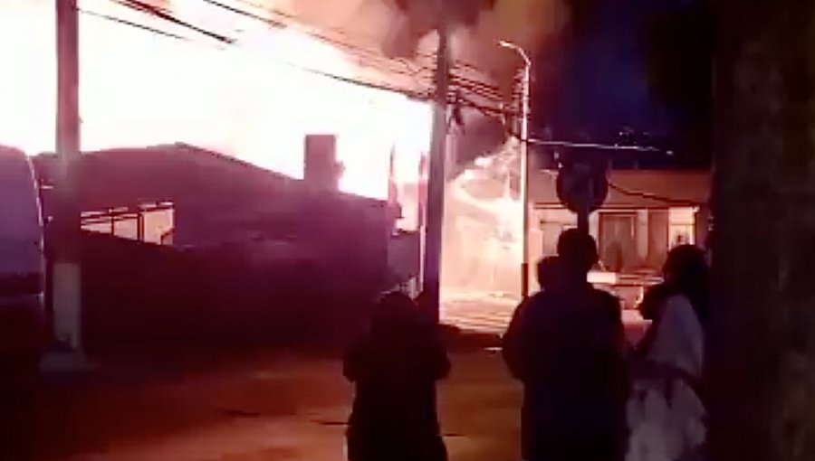 Bomberos precisa que incendio en el cerro San Roque afectó a una sola gran vivienda y que se trabaja para hallar a una mujer desaparecida