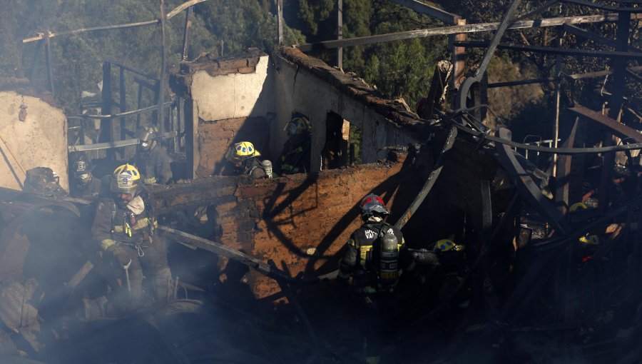 Confirman hallazgo de un cuerpo tras incendio que dejó 10 viviendas destruidas en cerro San Roque de Valparaíso