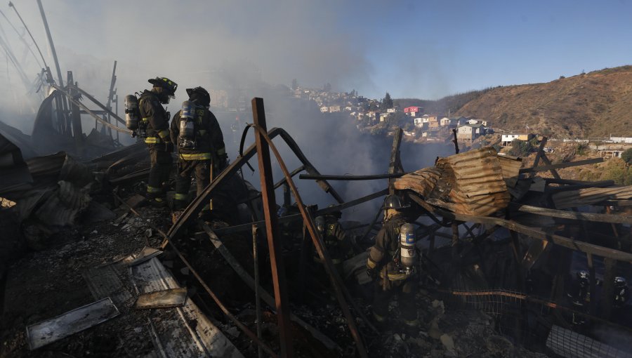 10 viviendas, dentro de un solo gran inmueble, resultaron consumidas por incendio en cerro San Roque: continúa búsqueda de dos desaparecidos