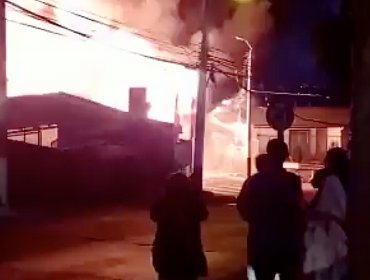 Bomberos precisa que incendio en el cerro San Roque afectó a una sola gran vivienda y que se trabaja para hallar a una mujer desaparecida