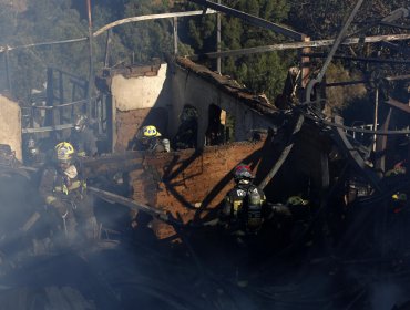 Confirman hallazgo de un cuerpo tras incendio que dejó 10 viviendas destruidas en cerro San Roque de Valparaíso