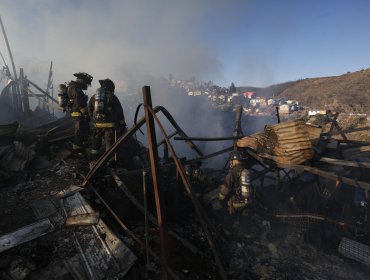 10 viviendas, dentro de un solo gran inmueble, resultaron consumidas por incendio en cerro San Roque: continúa búsqueda de dos desaparecidos