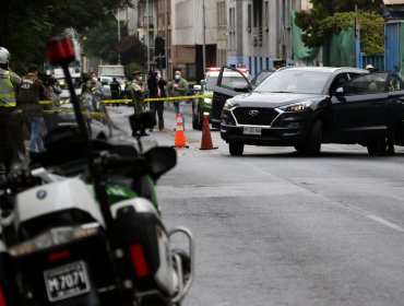 Delincuentes roban automóvil y generan doble persecución policial por el Gran Santiago: seis detenidos y un herido a bala en "tour delictual"